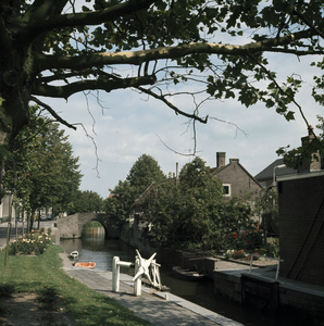 119970 Gezicht op de Lange Linschoten te Oudewater, vanaf het Amsterdamse Veer; op de achtergrond de Heulbrug en rechts ...